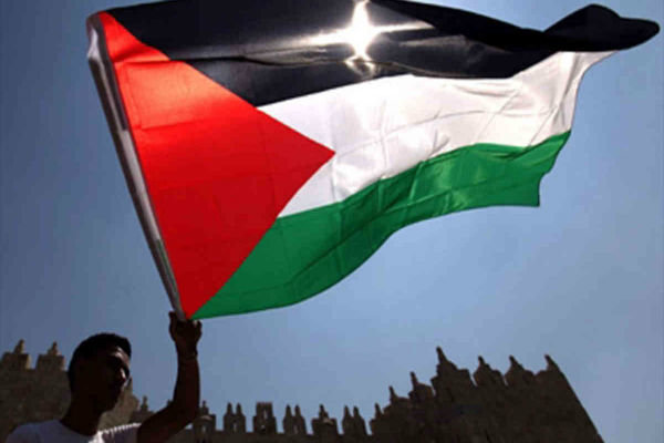 پرچم فلسطین به نشانه انزجار در جهان عرب به اهتزاز درآید