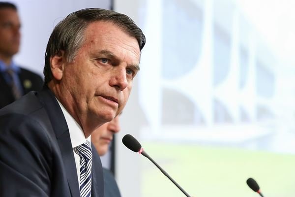اختلاف نظر درباره کرونا موجب برکناری وزیر بهداشت برزیل شد