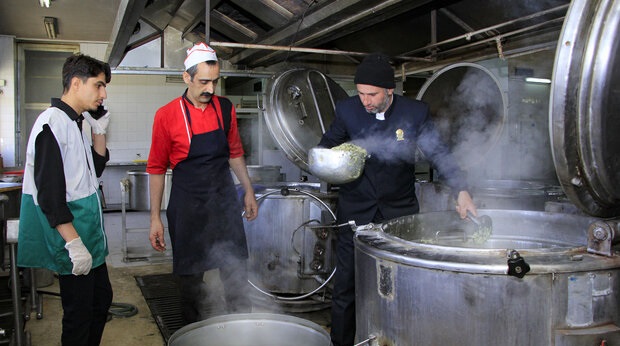 شروع به کار ۳۱۳ آشپزخانه کمیته امداد در ماه مبارک رمضان