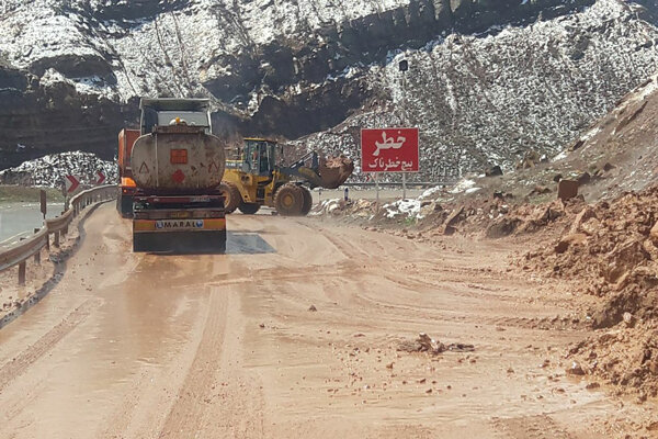 مدیرکل راهداری و حمل و نقل جاده‌ای استان قزوین: ریزش کوه در جاده آبگرم به آوج پاکسازی شد