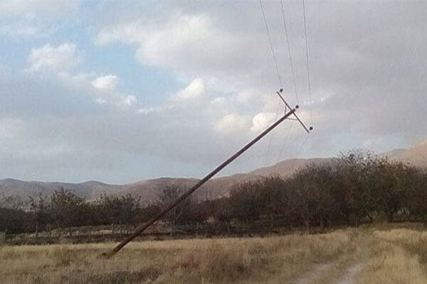 مدیرعامل شرکت توزیع نیروی برق استان قزوین: برق ۱۴ روستا در قزوین به دلیل وزش شدید باد قطع شده است