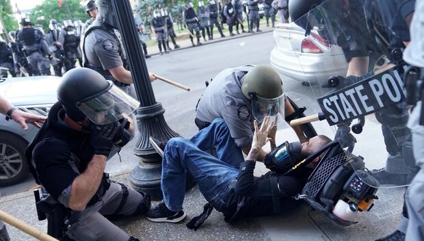 کاخ سفید: از بابت برخورد پلیس با معترضان «متأسف» نیستیم