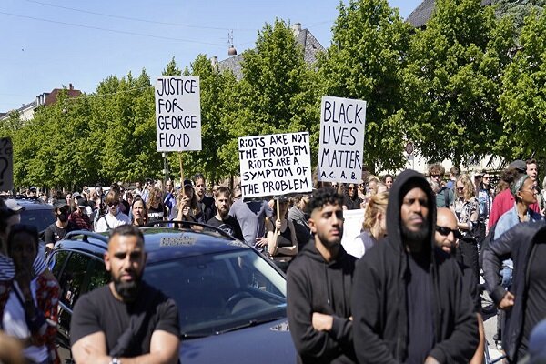 تظاهرات مخالفان نژادپرستی در مقابل سفارت آمریکا در دانمارک