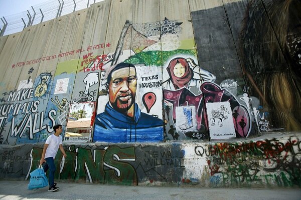 به عنوان نمادی علیه نژادپرستی؛ تصویر «جورج فلوید» بر روی دیوار حائل در جنوب کرانه باختری نقش بست