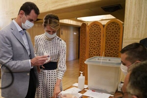 به همراه همسرش اسماء؛ «بشار اسد» رأی خود در انتخابات پارلمانی سوریه را به صندوق انداخت
